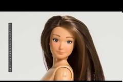 Αυτή είναι η «κανονική Barbie» με φυσιολογικές αναλογίες, κυτταρίτιδα και ουλές [video + photos]