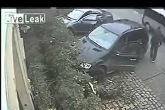 Δεν υπάρχει πιο άτυχος οδηγός στο κόσμο! Με το που πάρκαρε το αμάξι του... [video]