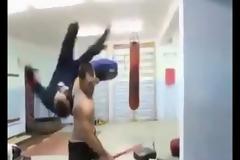 ΦΟΒΕΡΟ: Σε γυμναστήριο γύρισαν σκηνές από τους 300 και βγήκε ένα υπέροχο αποτέλεσμα [video]