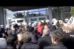 Δακρυγόνα και σπρωξίματα στους κτηνοτρόφους της Ξάνθης – Επεισόδια έξω από τον ΟΠΕΚΕΠΕ [video]
