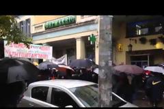 Πάτρα-Τώρα: Γιουχαΐσματα από αντιεξουσιαστές στην συγκέντρωση του Εργατικού Κέντρου – Άπλωσαν πανό στο κτήριο
