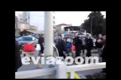 Εύβοια: Πολίτης επιτέθηκε στον Χρυσοχοϊδη - Δεν ντρέπεσαι λίγο... [video]
