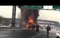 Βίντεο που κόβει την ανάσα: Φορτηγό τυλίχτηκε στις φλόγες, ανατινάχτηκε και όμως ο οδηγός κατάφερε να βγει ζωντανός [video]