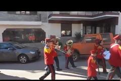 Η φιλαρμονική του Άργους Ορεστικού στους δρόμους του χωριού για τα Χριστουγεννιάτικα κάλαντα... [video]