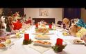 13 σκύλοι και μια γάτα σε ένα χριστουγεννιάτικο τραπέζι που έγινε viral! [Video]