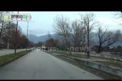 Ιωάννινα: Οι ισχυροί άνεμοι... έβγαλαν την λίμνη έξω, έριξαν και το χριστουγεννιάτικο δέντρο στην πλατεία Μαβίλη
