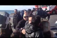 Συγκινητικές στιγμές μετά την ναυτική τραγωδία: Διασωθέντες αντάμωσαν με τις οικογένειες τους... [photos+video]