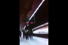Σοκαριστικό βίντεο: Αστυνομικός σκοτώθηκε πέφτοντας στις γραμμές του μετρό [video]