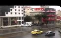 TΩΡΑ: Χιονίζει στην λεωφόρο Κηφισίας [video]