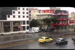 TΩΡΑ: Χιονίζει στην λεωφόρο Κηφισίας [video]