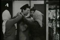 Όταν η Αλίκη Βουγιουκλάκη έπεφτε στο νερό να πιάσει τον σταυρό... [video]
