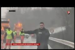 ΟΜΗΡΟΥΣ ΚΡΑΤΟΥΝ ΟΙ ΔΡΑΣΤΕΣ ΤΟΥ ΜΑΚΕΛΕΙΟΥ ΣΤΟ ΠΑΡΙΣΙ