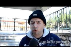 ΣΟΚΑΡΙΣΤΙΚΟ: Αδέσποτο σκυλί δάγκωσε κοριτσάκι έξω από σχολείο της Λαμίας - Κινδυνεύουν τα παιδιά μας [video]