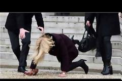 Καρέ καρέ η επική τούμπα της καλλονής πρωθυπουργού της Δανίας στο Παρίσι μετά τη διαδήλωση