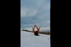 ΑΠΙΣΤΕΥΤΟ! Ποια Ελληνίδα γυμνάστρια κάνει yoga στο χιόνι χωρίς...ρούχα; [video + photos]
