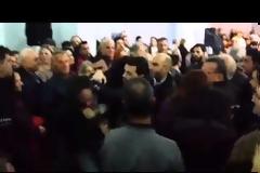 ΒΙΝΤΕΟ-ΣΟΚ: Απομάκρυναν... σηκωτό οπαδό της ΑΕΚ από την ομιλία του Αλέξη Τσίπρα στη Ρόδο [video]