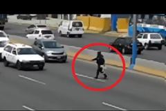 ΧΙΛΙΑ ΜΠΡΑΒΟ: Δείτε για ποιο λόγο αυτός ο αστυνομικός σταμάτησε την διέλευση των αυτοκινήτων σε λεωφόρο... [video]