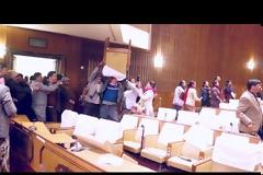 Άγριο ξύλο στη Βουλή του Νεπάλ: Γροθιές, κλωτσιές και ιπτάμενες καρέκλες [photos+video]