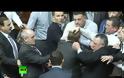 ΣΟΚ: ΑΠΙΣΤΕΥΤΟ ξύλο από βουλευτές - Μετέτρεψαν το κοινοβούλιο σε... ρινγκ [video]