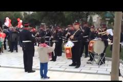 Χαμός στο διαδίκτυο με τον μικρό γαύρο μαέστρο της μπάντας του Δήμου Πειραιά! [video]