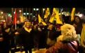 Δείτε τον χορό του Παπά Νεκτάριου στο Σύνταγμα, υπό τους ήχους του Μακεδονία Ξακουστή! [video]
