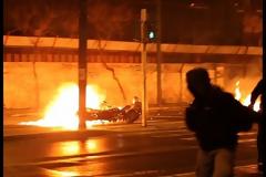 ΣΥΓΚΛΟΝΙΣΤΙΚΟ ΒΙΝΤΕΟ: Βόμβα μολότοφ ισοπεδώνει μηχανή αστυνομικού στα Εξάρχεια! [video]