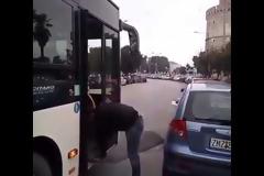 Τον κούφανε τελείως! Φάρσα σε οδηγό λεωφορείου στη Θεσσαλονίκη... [video]