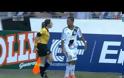 Γυναίκα επόπτης κάνει τσαμπουκά σε ποδοσφαιριστή [video]