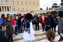 ΠΟΛΥ ΓΕΛΙΟ! Τι έκανε πάλι ο τσολιάς της Ελληνοφρένειας και τρέλανε το Σύνταγμα; [video]