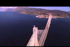 Η γαλανόλευκη κυματίζει στην κορυφή της Γέφυρας Ρίου - Αντιρρίου, για την 25η Μαρτίου