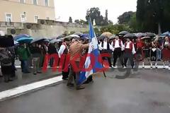 ΥΠΟ ΒΡΟΧΗ ΚΑΙ ΧΩΡΙΣ ΚΑΓΚΕΛΑ Η ΣΤΡΑΤΙΩΤΙΚΗ ΠΑΡΕΛΑΣΗ ΓΙΑ ΤΗΝ 25η ΜΑΡΤΙΟΥ VD