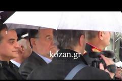Τι άλλο θα δούμε; Ο Λαφαζάνης χορεύει με τα εμβατήρια κατά τη διάρκεια της παρέλασης! [video]