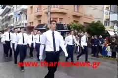 Μαθητές παρέλασαν με μαύρα περιβραχιόνια για τον αδικοχαμένο Βαγγέλη Γιακουμάκη