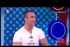 Με κράζεις...; Με θαυμάζεις...! Ποιος είναι ο τύπος που ξαναχτυπά μέσα από την τηλεόρασή μας; [video]