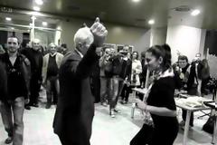 Η εβδομάδα ξεκινάει έτσι... Δείτε τον Γιάννη Μπουτάρη όπως δεν τον έχετε ξαναδεί και θα μείνετε... [video]