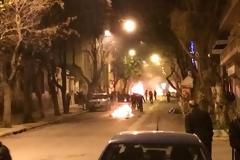 Χάος στο Πολυτεχνείο: Μολότοφ, φωτιές σε κάδους, κρότου λάμψης και συγκρούσεις [photos + video]