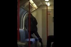 ΤΡΑΓΙΚΟΣ τύπος ούρησε σε βαγόνι! [video]