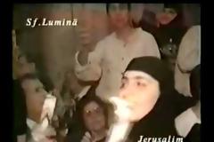 ΤΟ ΣΥΓΚΛΟΝΙΣΤΙΚΟ ΘΑΥΜΑ της αφής του Αγίου Φωτός στα Ιεροσόλυμα - Δείτε βίντεο... [video]