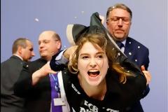 ΚΑΡΕ ΚΑΡΕ η επίθεση στον σκληρό Mario Draghi [photos+video]