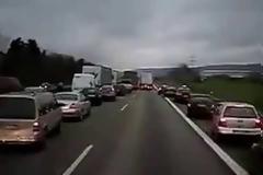 Θα μείνετε - Δείτε πως αντιδρούν οι Γερμανοί οδηγοί στο άκουσμα ενός ασθενοφόρου