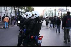 Ερωτηματικά για τον αστυνομικό που έφερε κάμερα στο κράνος του [videos]