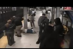 Αυτό θα πει να είσαι άνθρωπος! Ένας άνδρας παραπάτησε και έπεσε στις ράγες του μετρό! Δείτε τι συνέβη στη συνέχεια... [video]