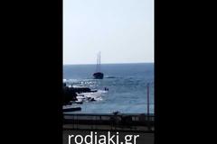 Πλοιάριο με μετανάστες προσάραξε σε κεντρική παραλία της Ρόδου - Φόβοι για νεκρούς! [video]