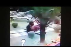 ΦΡΙΚΗ χωρίς προηγούμενο! Σκότωσε στο ξύλο τη γυναίκα του - ΠΑΓΩΝΕΙ το αίμα το βίντεο... [video]