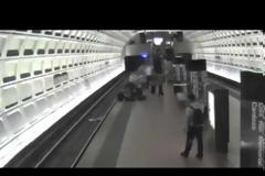 Η συγκλονιστική στιγμή που σώζουν άνδρα σε αναπηρικό καροτσάκι από τις γραμμές του Μετρό [video]