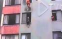 Η εντυπωσιακή κλωτσιά πυροσβέστη την έσωσε