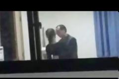 Κινέζος δάσκαλος βιντεοσκοπήθηκε να φιλά μαθήτρια