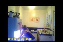 Δε γίνονται αυτά! Έβαλαν κρυφή κάμερα και δείτε τι ανακάλυψαν για τη φοιτήτρια συγκάτοικό τους [video]