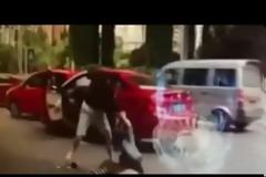 Απίστευτος ξυλοδαρμός στη μέση του δρόμου - Κανείς δεν σταματά να βοηθήσει το θύμα [video]