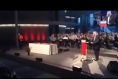 Έσπασε συμβολικά το βραχιολάκι της γερμανικής βουλής ο Μανώλης Γλέζος [video]